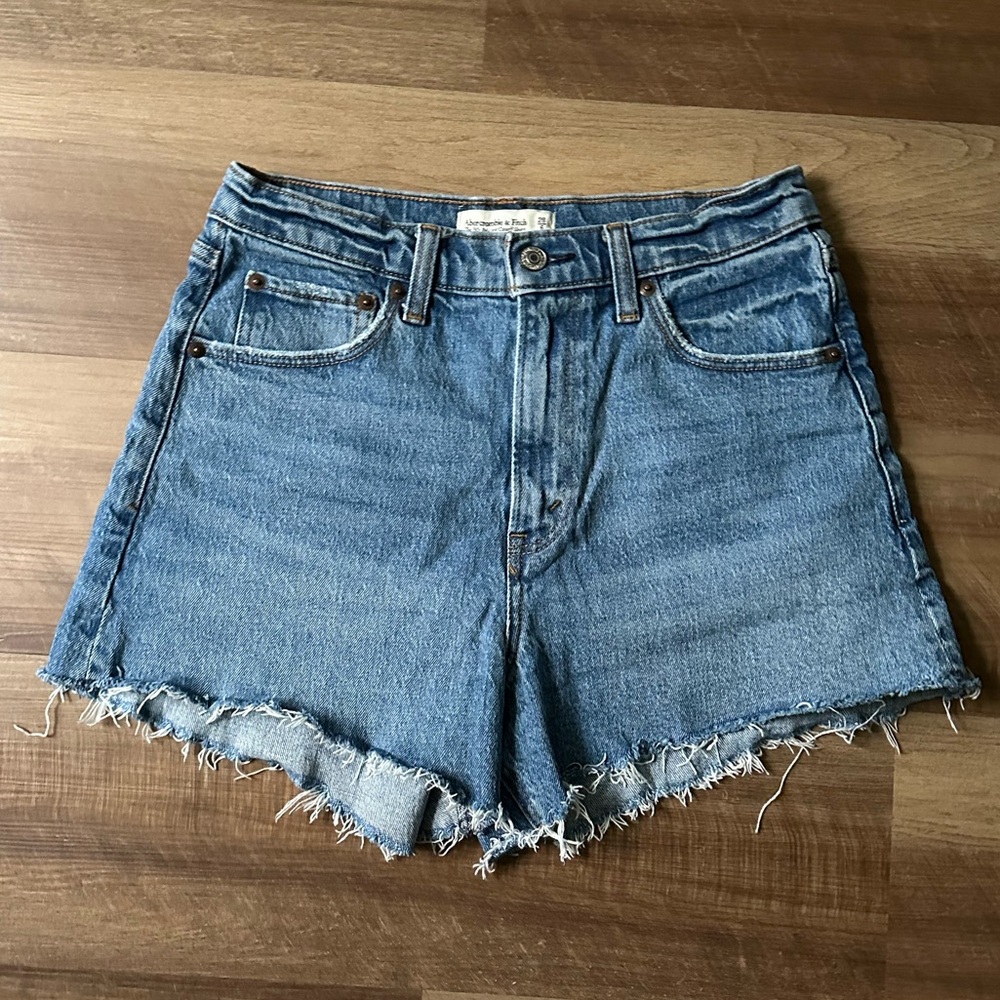 Abercrombie & Fitch The ‘90s Relaxed Cutoff Short High Rise